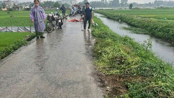 Hà Nội mưa lớn, một phụ nữ tử vong nghi do sét đánh