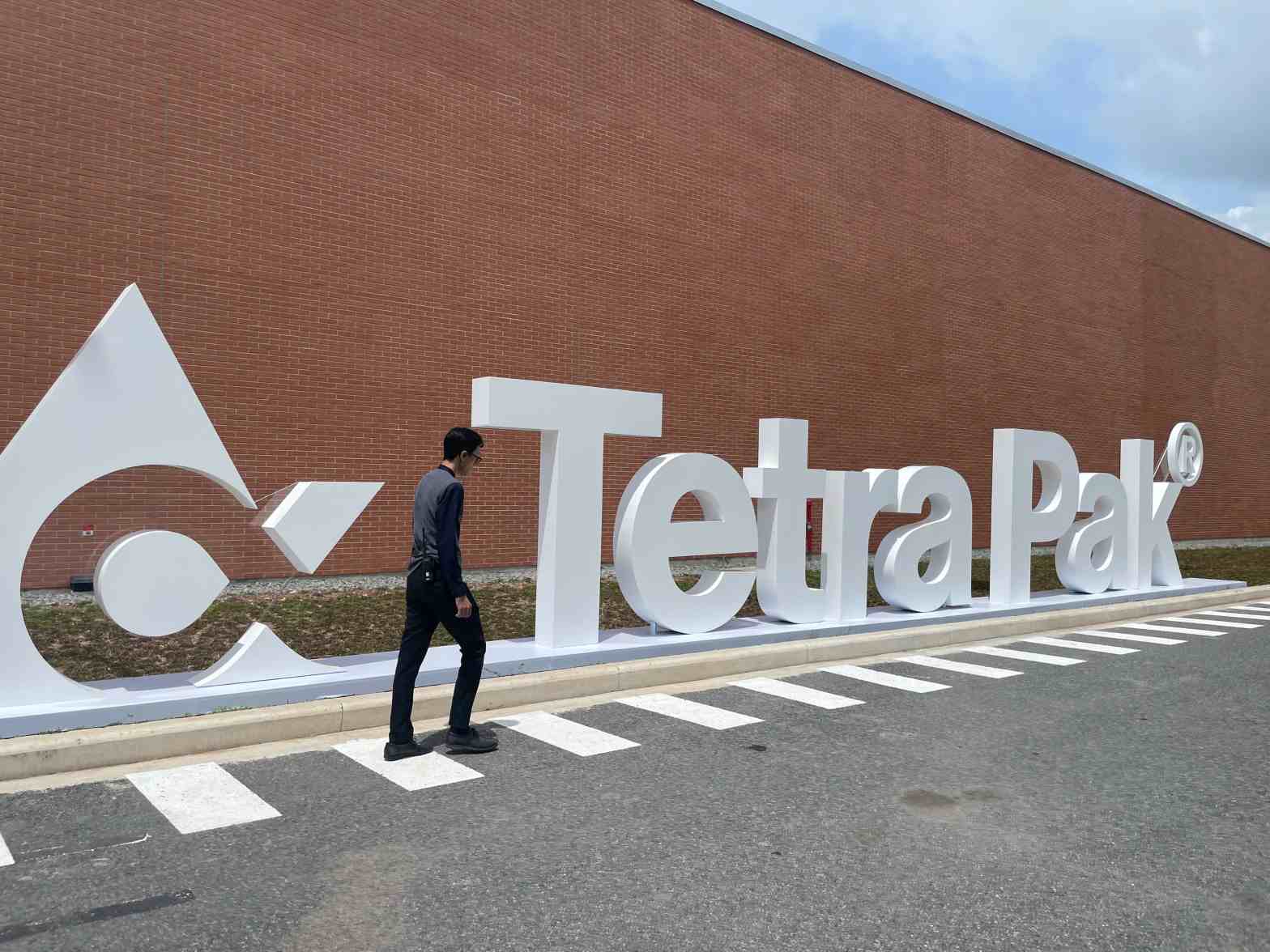 Put into operation a packaging factory to create jobs for 350 workers in Vinh Tan ward, Ho Chi Minh City. Photo: Duong Binh