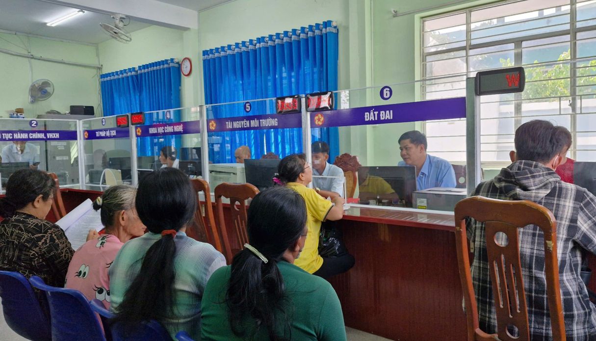 Nguoi dan den lam thu tuc hanh chinh tai Trung tam phuc vu hanh chinh cong xa An Ninh, TP Can Tho. Anh: Phuong Anh