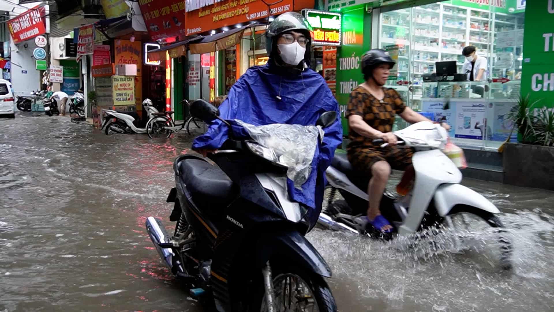 Heavy rain causes Trieu Khuc to be deeply flooded, people worry about pollution due to garbage and stagnant wastewater