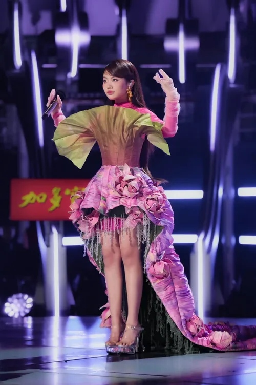 Phuong My Chi hat “Bong phu hoa” o show am nhac Trung Quoc. Anh: NSX Sing! Asia
