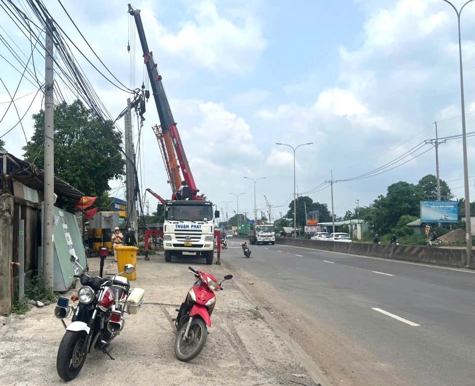 L'equipe de gestion de l'electricite de Long Thanh (Societe d'electricite de Dong Nai) surmonte l'incident de panne d'electricite dans le quartier de Phuoc Tan. Photo : HAC