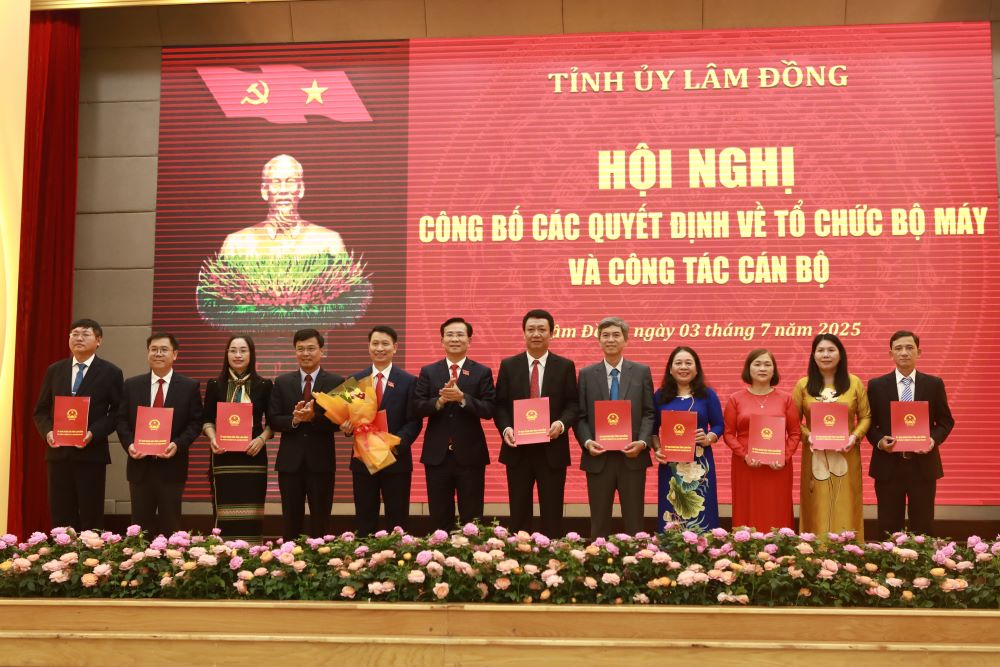 Các quyết định được trao cho lãnh đạo Sở Dân tộc và Tôn giáo. Ảnh: Duy Tuấn 