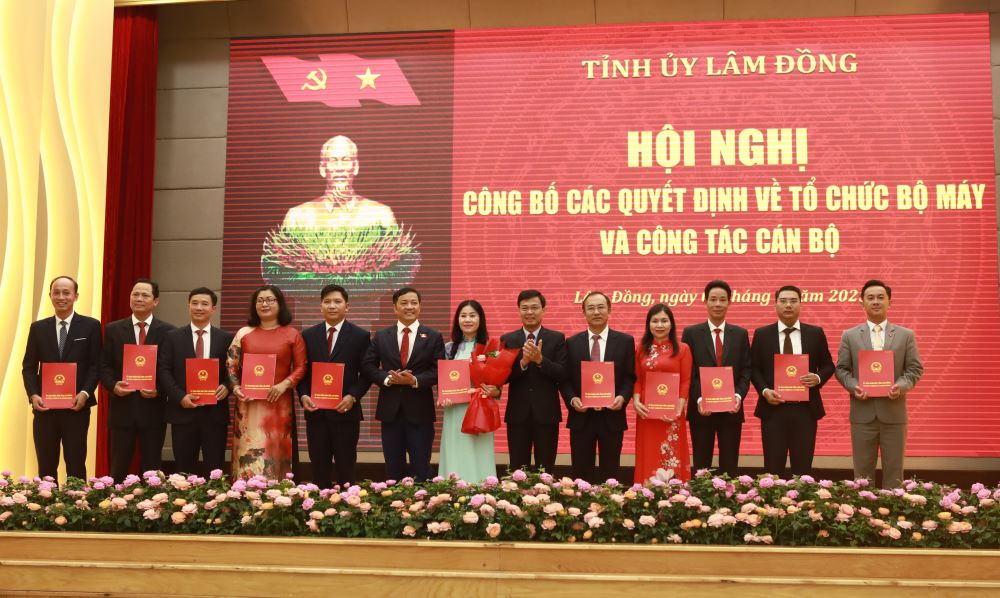 Giám đốc và các Phó Giám đốc Sở Giáo dục và Đào tạo tỉnh Lâm Đồng. Ảnh: Duy Tuấn 
