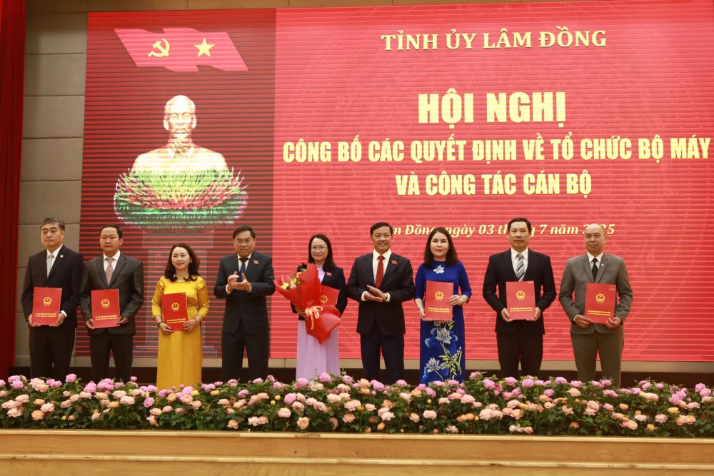 Lãnh đạo Sở Tư pháp tỉnh Lâm Đồng nhận quyết định. Ảnh: Duy Tuấn 