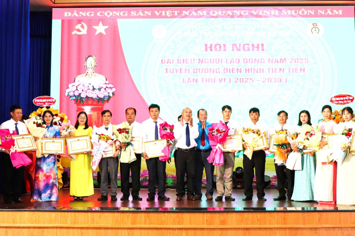 Ba Ria Rubber rewards collectives and individuals with achievements at the 2025 Labor Conference. Photo: Dinh Hung