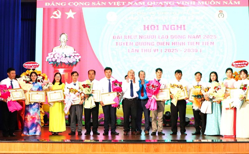 Ba Ria Rubber rewards collectives and individuals with achievements at the 2025 Labor Conference. Photo: Dinh Hung