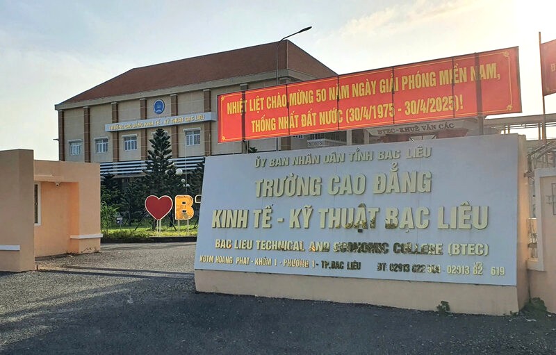 Le College d'economie et de technologie de Bac Lieu conserve son etat actuel apres la fusion de la province de Bac Lieu avec Ca Mau. Photo : Nhat Ho