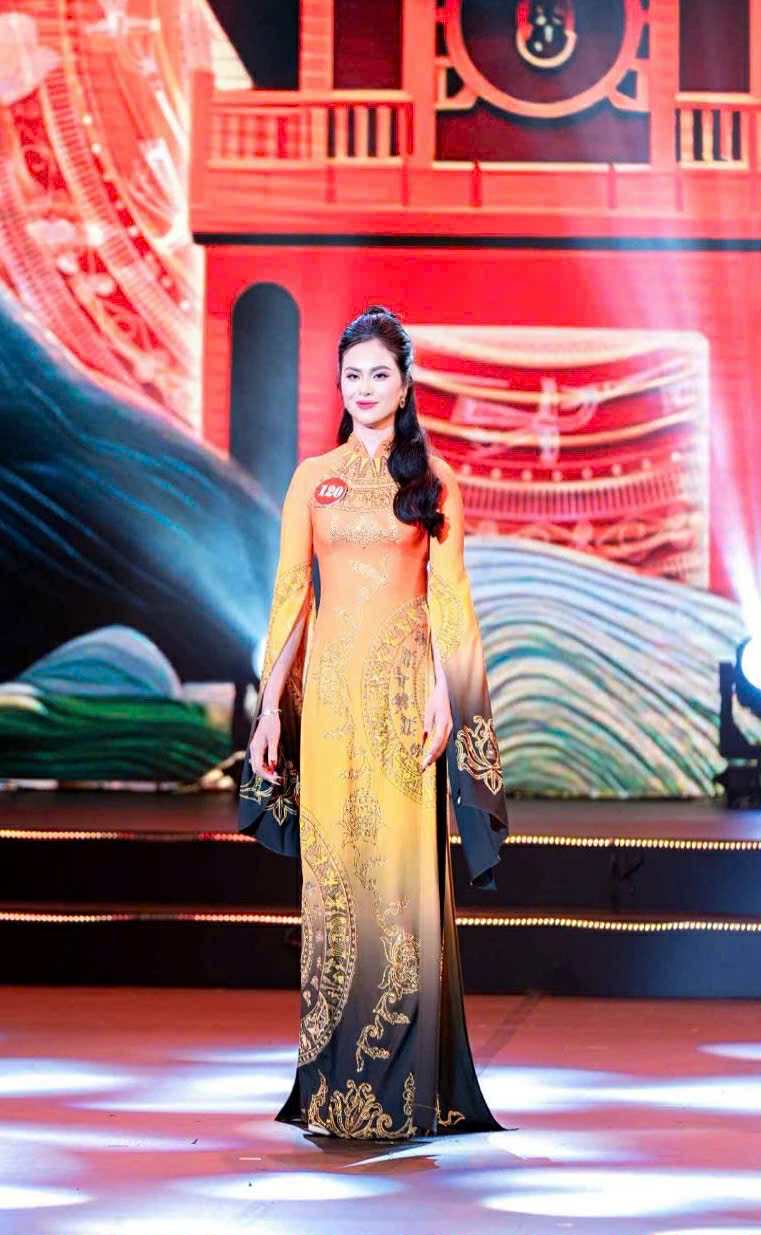 Nguoi dep Truong Thi Hai tu tin sai buoc