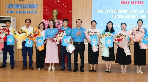 Leaders of the Thanh Hoa Provincial Federation of Labor presented the decision to establish a commune and ward-level trade union. Photo: Tran Lam