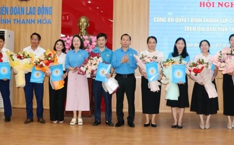 Leaders of the Thanh Hoa Provincial Federation of Labor presented the decision to establish a commune and ward-level trade union. Photo: Tran Lam