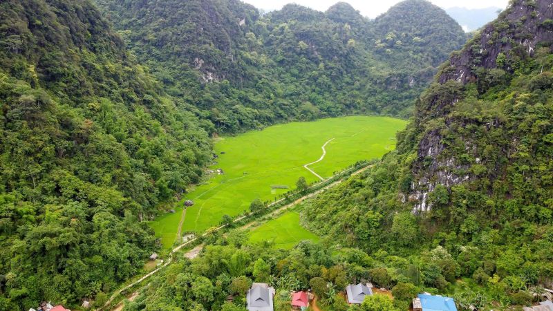 Khung cảnh thơ mộng tại khu vực hang Dơi, ở bản Kho Mường, xã Pù Luông, tỉnh Thanh Hóa. Ảnh: Quách Du