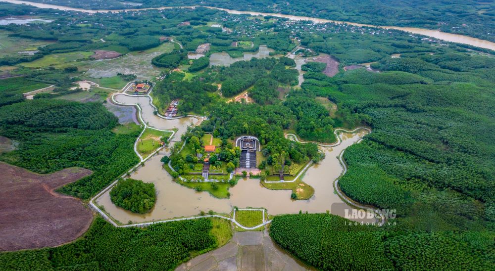 Sau nhieu nam bi hoang phe, nen mong cac cong trinh trong khu di tich dien Thoai Thanh (nam tren nui Thien Tho, phuong Kim Long, TP Hue) dang dan duoc he lo qua qua trinh khai quat khao co (Hinh anh toan canh quan the di tich lang vua Gia Long). 