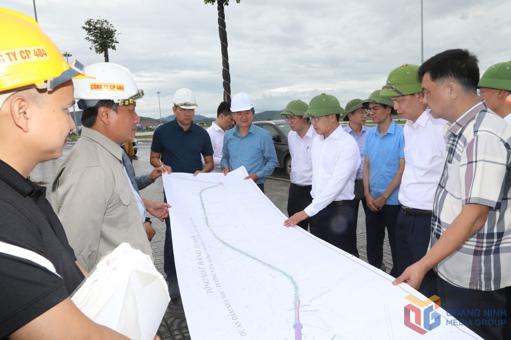 Le president du Comite populaire de la province de Quang Ninh Pham Duc An inspecte le projet de route cotiere section de la route provinciale 338 a Dong Trieu. Le projet rencontre actuellement quelques difficultes qui affectent le decaissement des fonds d'investissement public. Photo : Centre de communication de la province de Quang Ninh