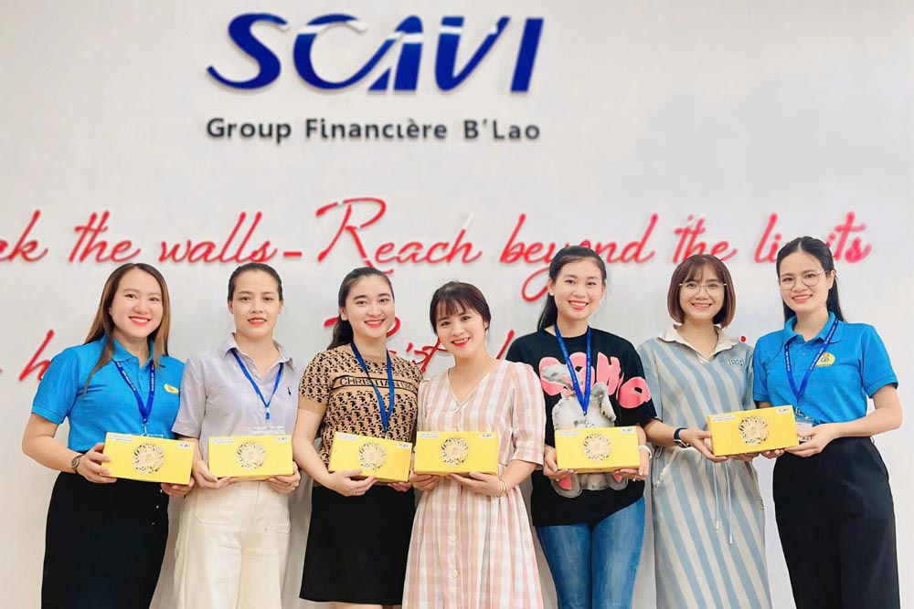The Trade Union of Scavi Quang Dien Co., Ltd. presents Mid-Autumn Festival gifts to workers. Photo: Thu Nam