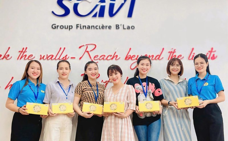 The Trade Union of Scavi Quang Dien Co., Ltd. presents Mid-Autumn Festival gifts to workers. Photo: Thu Nam