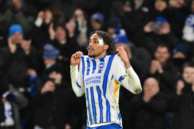 Joao Pedro moi gia nhap Chelsea va khien hang cong cua ho tro nen chat choi. Anh: AFP