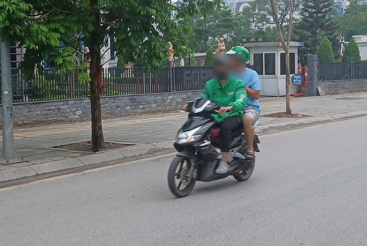 Nhung tai xe xe om cong nghe ngay ngay do mo hoi tren tung con pho de kiem mieng com manh ao, nuoi song ban than va gia dinh. Anh: Thanh Nhan