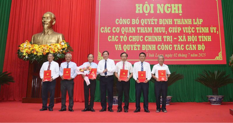 Vinh Long 지방 당 위원회 지도자들이 간부들에게 결정을 전달합니다. 사진: Hoang Loc