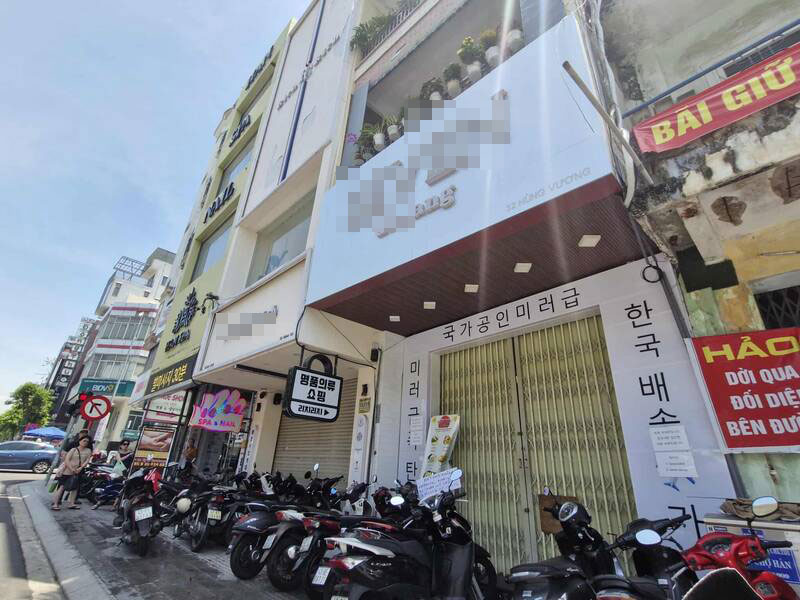 Muchas tiendas en la calle Hung Vuong (Da Nang) estan cerradas. Foto: Thu Giang