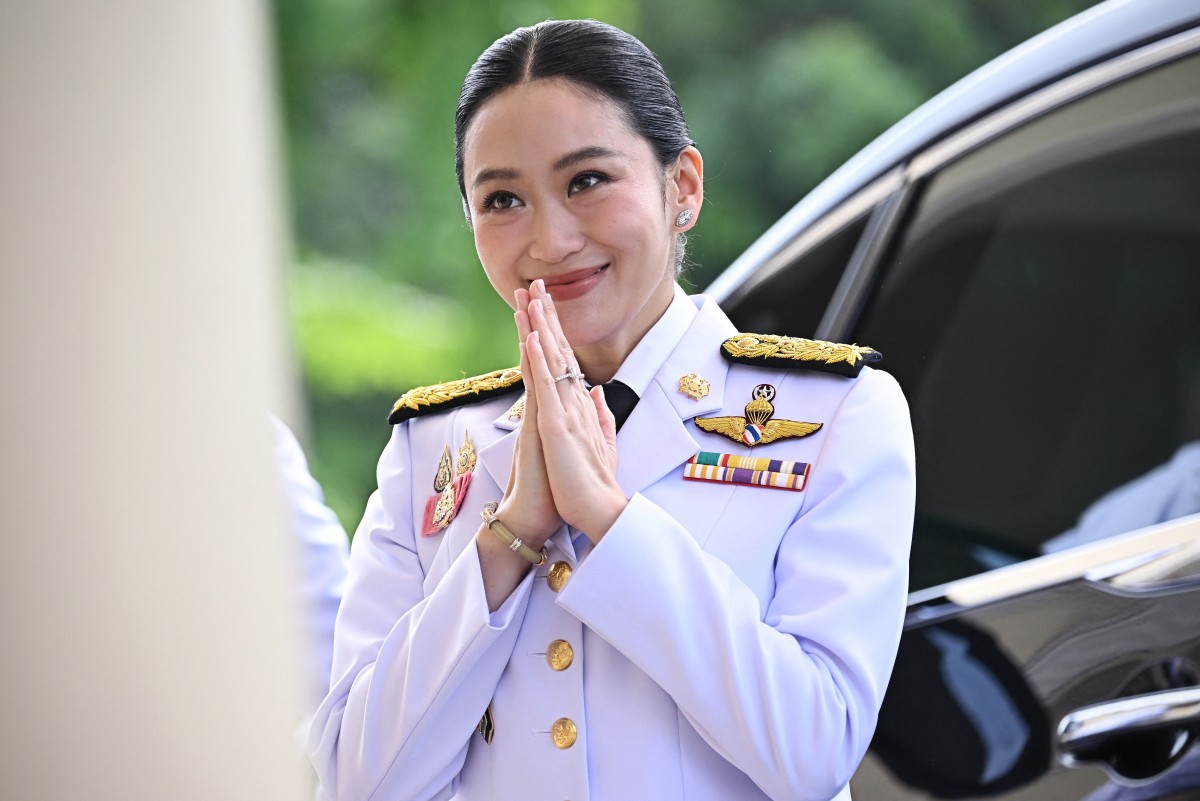 La Sra. Paetongtarn Shinawatra fue a la sede del gobierno para juramentar en la ministra de cultura tailandesa, en la mañana de 3.7.2025. Foto: AFP