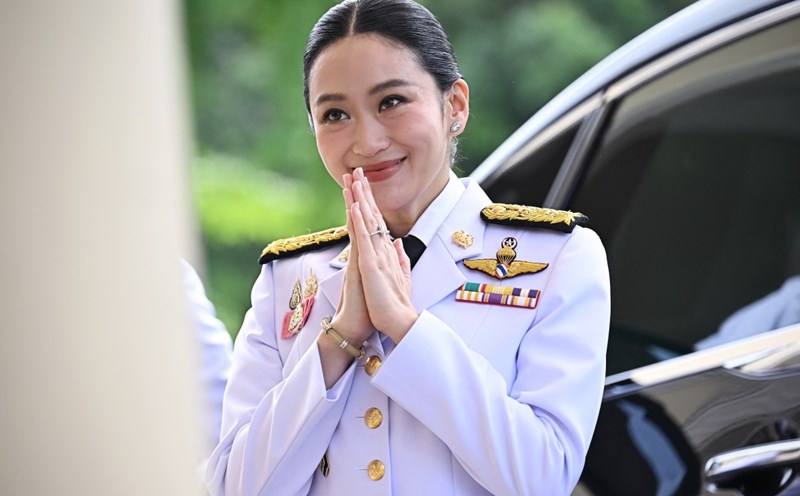 Bà Paetongtarn bắt đầu ngày làm việc đầu tiên với chức vụ mới Image hình ảnh hình ảnh Paetongtarn - Bà Paetongtarn bắt đầu ngày làm việc đầu tiên với chức vụ mới