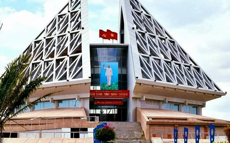 95 surplus headquarters in the old Ninh Thuan were arranged, many works have been converted to function. Photo: Huu Long