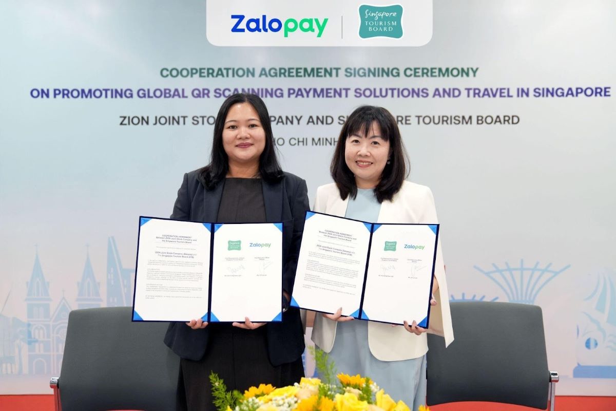 Sra. Le Lan Chi - Directora General de Zalopay y Sra. Serene Ng - Representante principal de la Administracion Nacional de Turismo de Vietnam en la ceremonia de firma. Foto: Zalopay