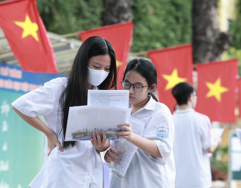 Esperado en la tarde de 4.7, el Departamento de Educacion y Capacitacion de Hanoi anuncio este puntaje de examen de decimo grado este año. Foto: Hai Nguyen