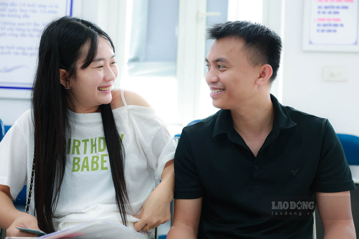 “Bon em deu song o nuoc ngoai, tranh thu vai ngay ve Viet Nam de dang ky ket hon. Dam cuoi se to chuc dau nam 2026” – anh Hoang chia se, anh mat triu men nhin sang nguoi ban doi tuong lai.