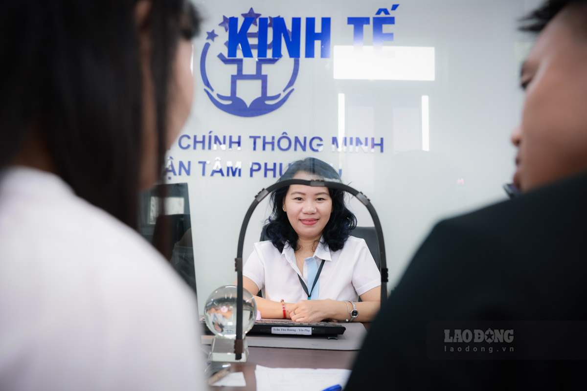 “Cac em di xa ve thi cu yen tam, giay to co gi thieu chi ho tro luon”, chi Tran Thu Huong – can bo mot cua – vui ve noi khi tiep nhan ho so cua vo chong tre.