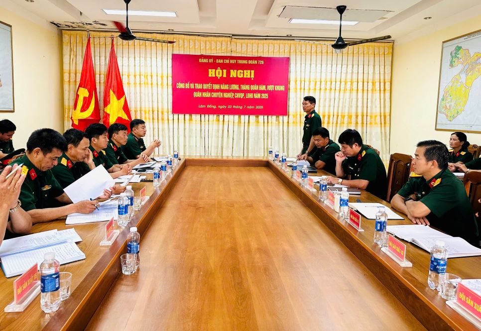 Quang canh hoi nghi trao quyet dinh. Anh: Bao Lam