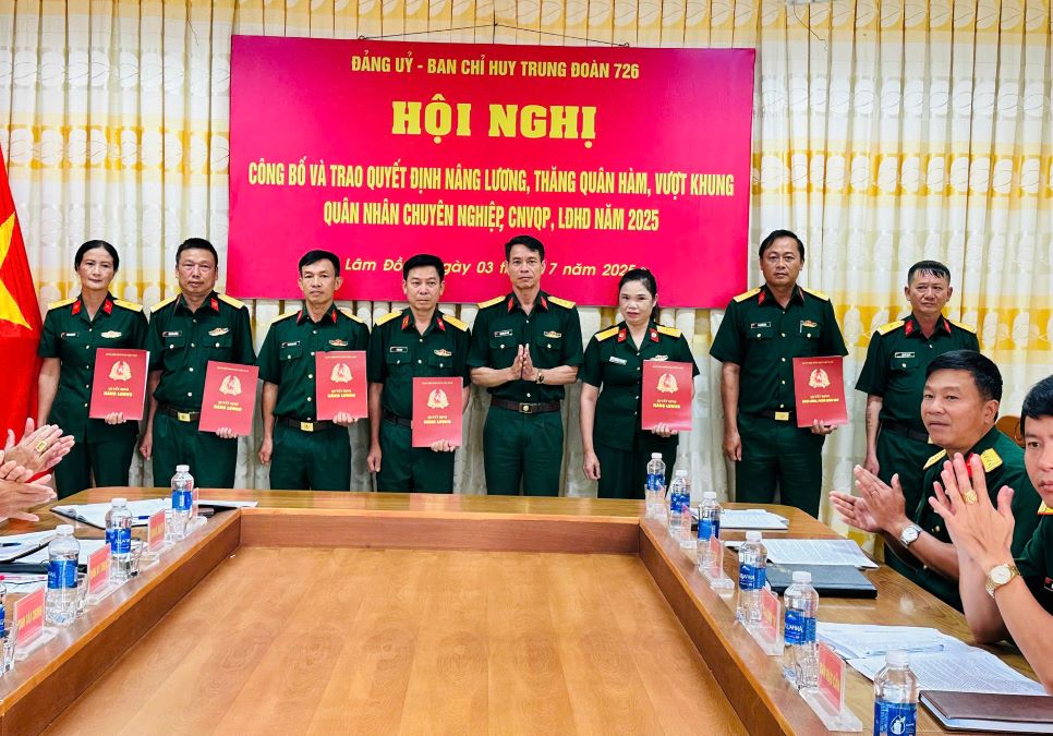 Lieutenant Colonel Nguyen Van Hue presented the decision to raise salaries, promote military ranks, and exceed the professional military rank. Photo: Hong Tham