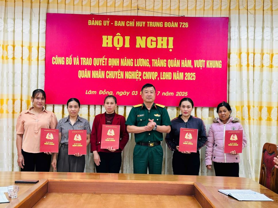 Thuong ta Nguyen Van Hue, Trung doan truong Trung doan 726 trao quyet dinh cho cac dong chi tai hoi nghi. Anh: Bao Lam
