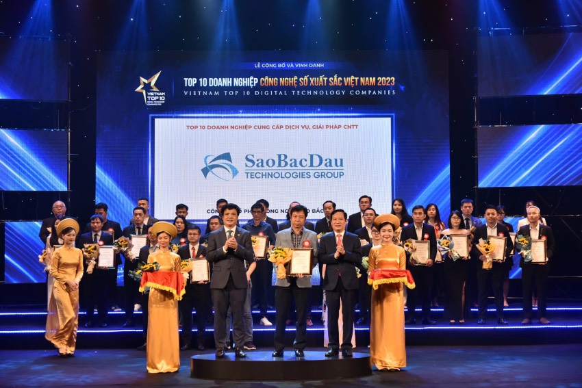 Representant de la societe par actions de technologie Sao Bac Dau lors de la ceremonie d'annonce et d'hommage au Top 10 des entreprises de technologie numerique exceptionnelles en 2023. Photo Quang Thai