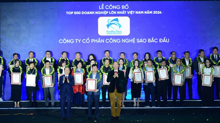 Dai dien Sao Bac Dau tai le vinh danh Top 500 doanh nghiep xuat sac nhat Viet Nam nam 2024. Anh Quang Thai