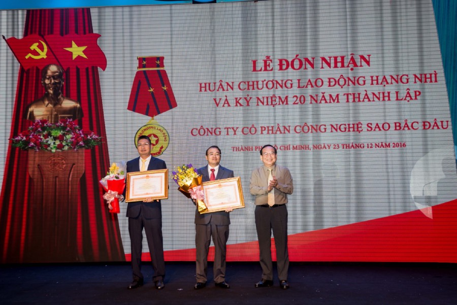 Lanh dao Sao Bac Dau tai le don nhan Huan chuong lao dong hang Nhi. Anh SBD