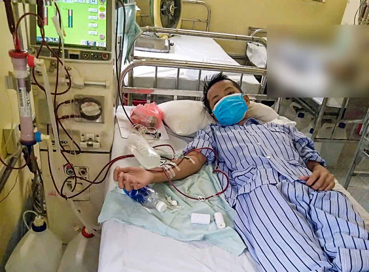Anh Tuan (con trai ba Loan) phai chay than de dieu tri benh. Anh: Ha Vi