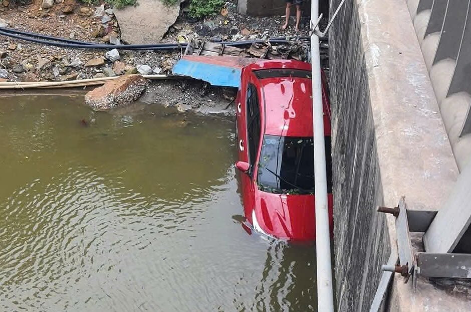 Car plunges into river in Bac Trach commune. Photo: Van Ninh