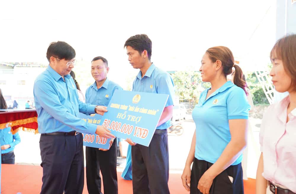 Representatives of the Trade Union organization presented funding to support the construction of a Trade Union Shelter for union members in difficult circumstances in Gia Lai in May 2025. Photo: Thanh Tuan