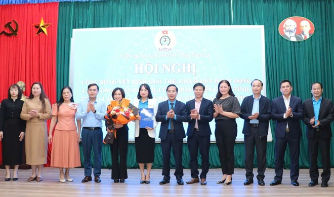 Apres la reorganisation et la rationalisation de l'appareil le syndicat de Son La continue de renouveler le contenu et les methodes d'exploitation en se tournant fortement vers la base et les travailleurs. Photo : Nguyen Truong