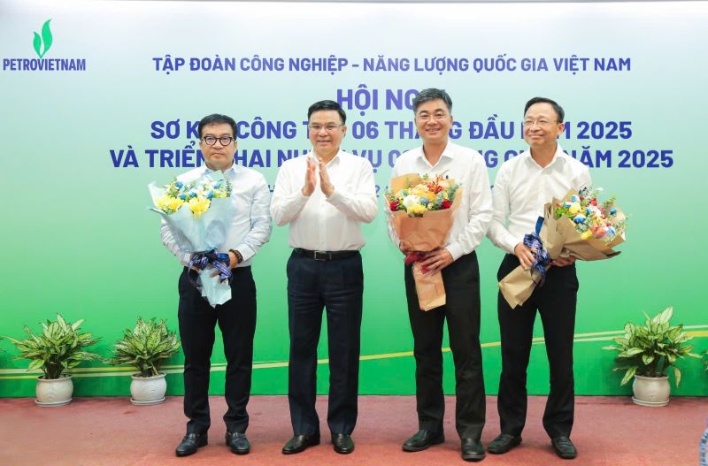 BSR vinh du duoc Tap doan Cong nghiep - Nang luong quoc gia Viet Nam vinh danh la mot trong ba don vi cua Tap doan hoan thanh toan dien ke hoach quan tri 6 thang dau nam ve san luong san xuat va cac chi tieu tai chinh. Anh: BSR