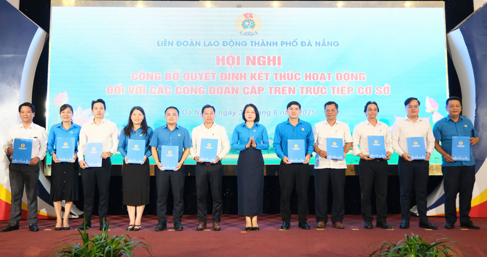 The Da Nang City Labor Federation announced decisions on terminating activities for 11 trade unions at the grassroots level and transferring civil servants. Photo: Tra Van