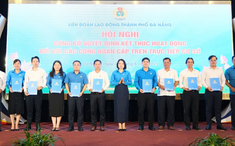 The Da Nang City Labor Federation announced decisions on terminating activities for 11 trade unions at the grassroots level and transferring civil servants. Photo: Tra Van