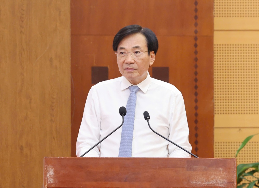 쩐 반 선 정부 사무처 장관이 2단계 지방 정부의 활동 결과를 알리고 있습니다. 사진: 하이 응우옌