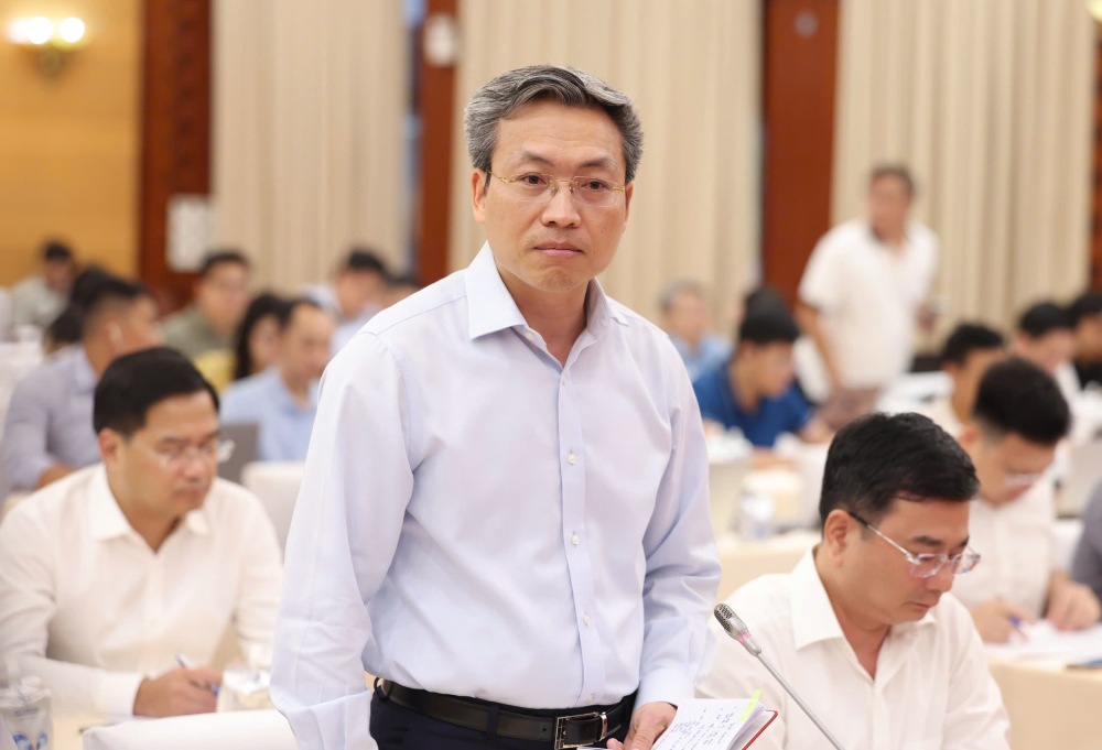 Nguyen Quoc Toan 소장이 Hiup 가짜 우유와 사람에게 사용되는 사료유 사건에 대한 정보를 제공합니다. 사진: Pham Dong