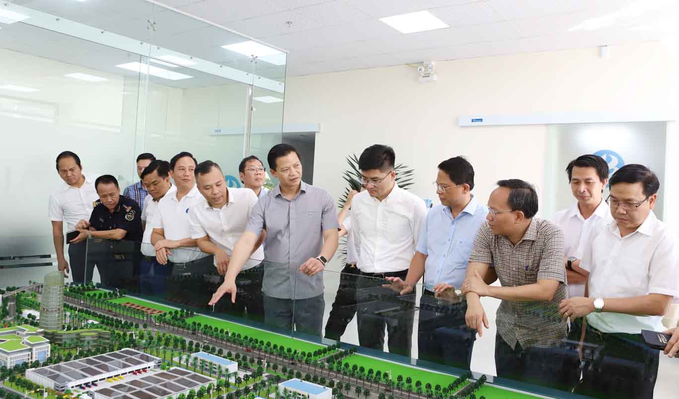 Vuong Quoc Tuan 성 인민위원회 위원장과 실무단이 Bac Giang 국제 물류 센터 프로젝트 시행 모델을 방문합니다. 사진: Bac Ninh 전자 정보 포털