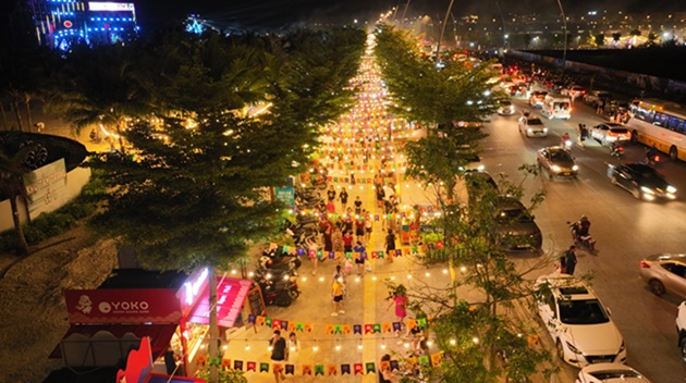 Khung canh cho dem Vui-Fest duoi nhung dai den lung linh