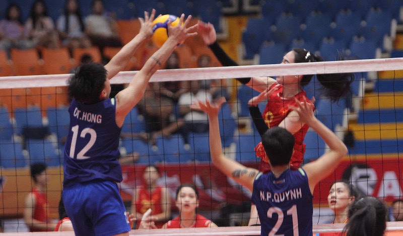 Hai doi nhap cuoc quyet tam. Anh: Tri Lam