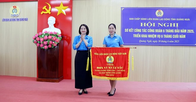 Khen thưởng các tập thể, cá nhân xuất sắc và sắp xếp lại tổ chức công đoàn ở Quảng Ngãi